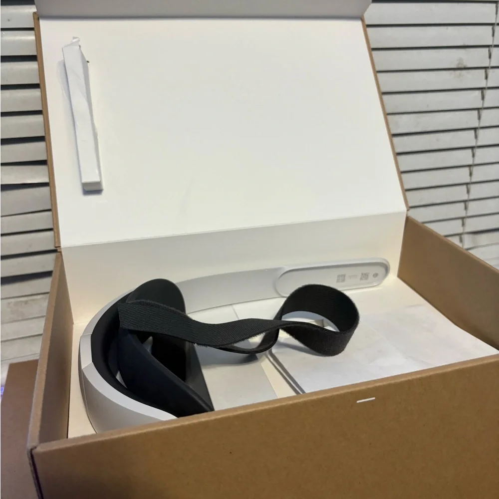 Oculus Quest 2 VR Set in White